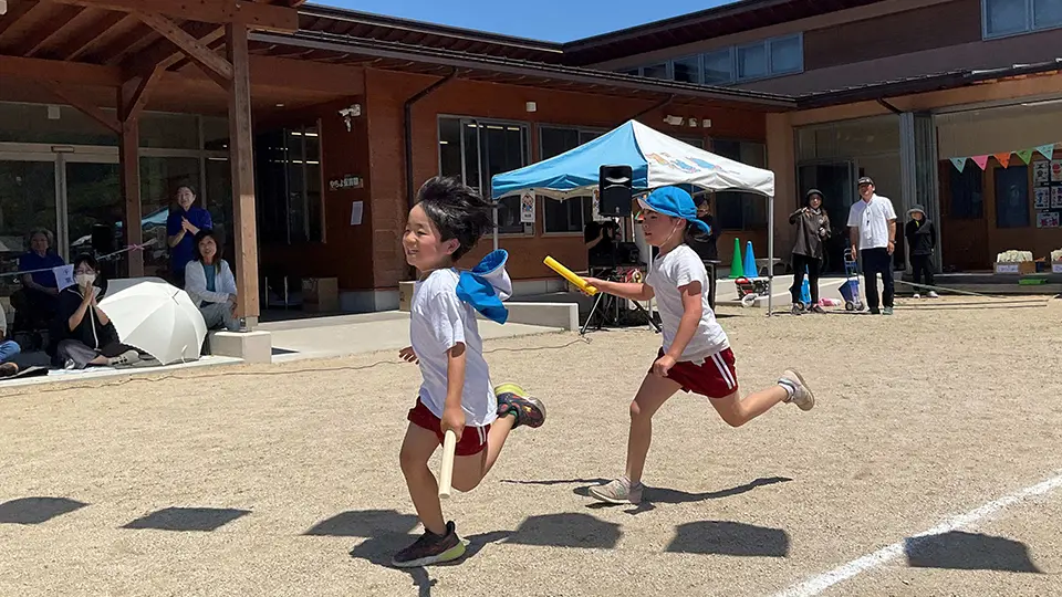 やちよ保育園 なかよし運動会 リレーの様子